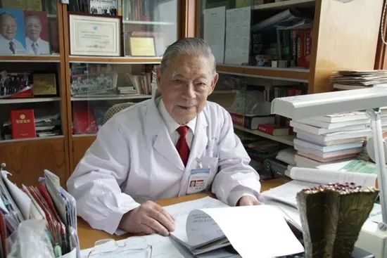 人手里拿着书
中度可信度描述已自动生成