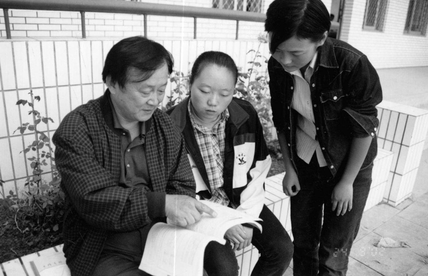 物理特级教师、副校长孙建民在辅导学生