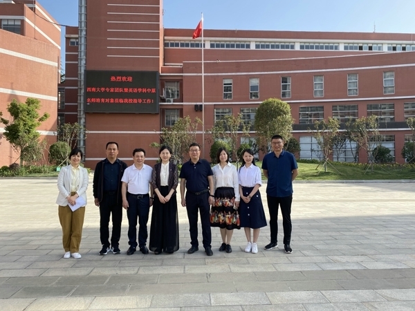 1中原名师培育对象李振华参加高中英语“问道课堂活动”.jpg