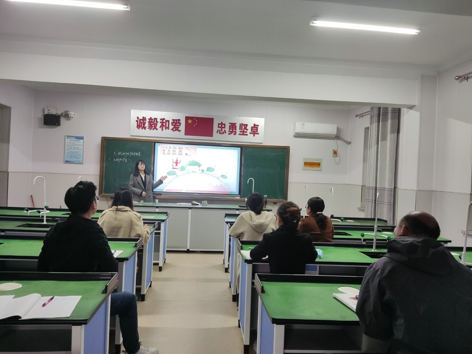 杨丽慧.jpg 杨丽慧.jpg