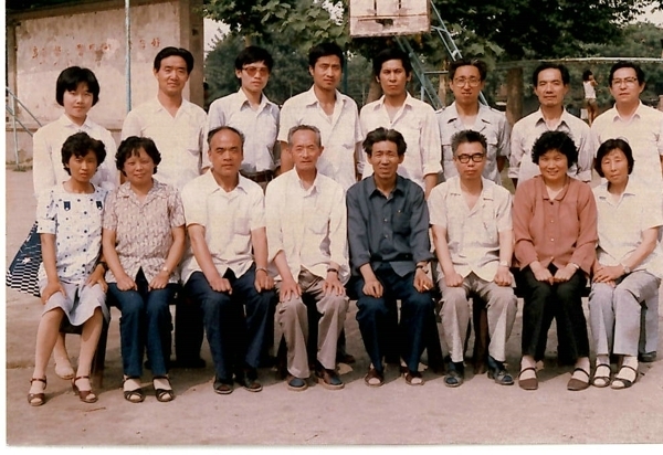 87年7月1日开高行政支部合影.jpg