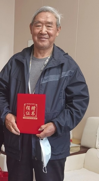 开封高中向胡广兴老师颁发捐赠证书.jpg