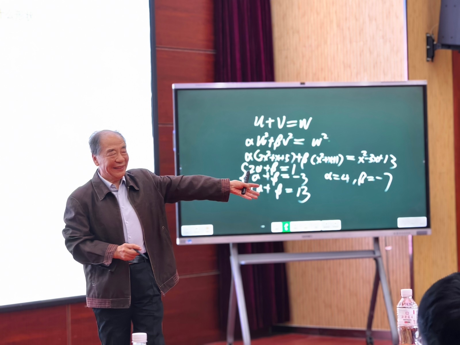 李尚志老师讲课1.jpg 李尚志老师讲课1.jpg
