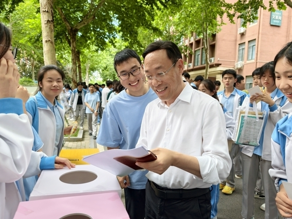 领导与老师1.jpg