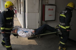 伤病员急救演习_缩小大小.jpg