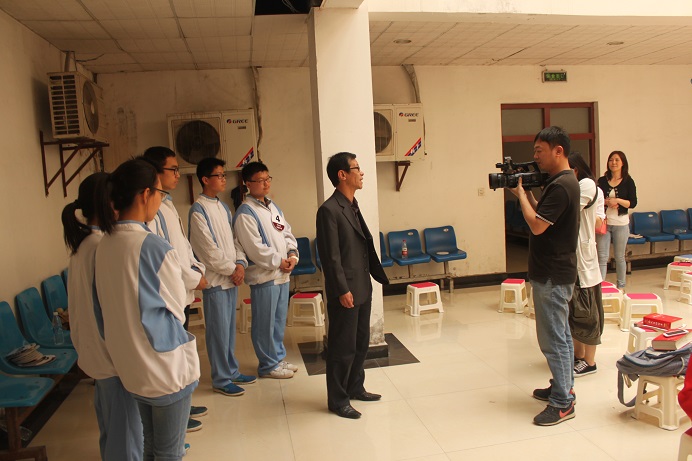 我校师生接受电视采访