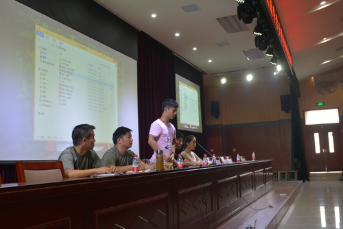 演讲中的理科状元朱智斌