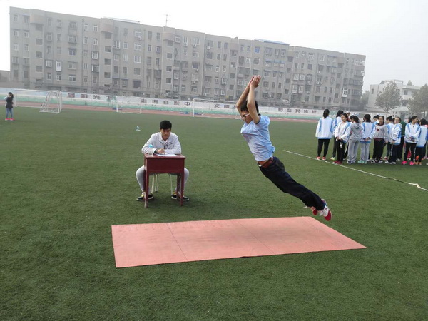 10、立定跳远测试_调整大小.jpg