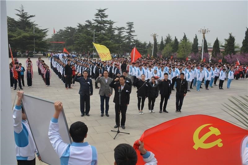 我校师生赴开封市烈士陵园开展清